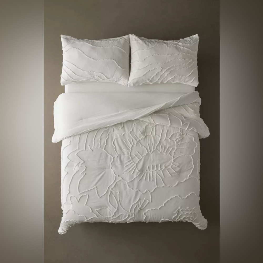 Urban Outfitters White Textured Comforter Set - Margot Tufted White Floral